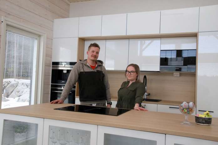 Juuso Virran ja Emmi Lehtosen talonrakennusprojekti kesti noin vuoden. Lähes kaikki se mikä oli mahdollista tehdä itse, myös tehtiin itse.