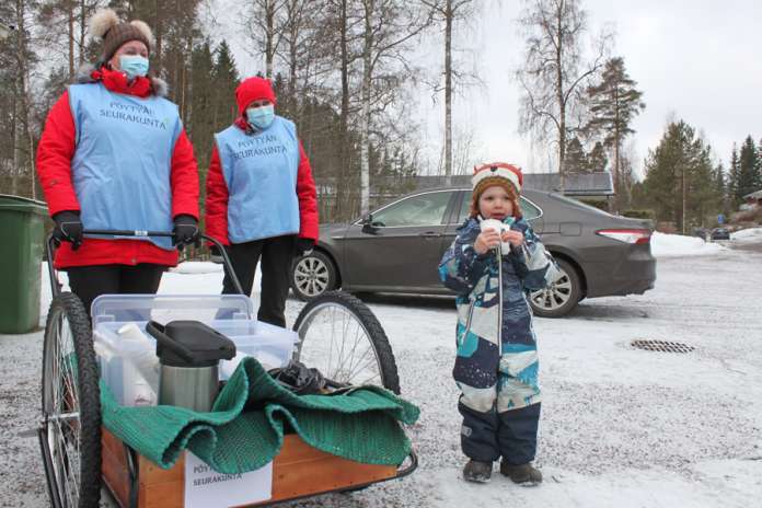 Kolmevuotias Lukas Kukarski oli saapunut Riihikosken seurakuntatalon pihalle äitinsä Elenan kanssa. Minna Truhponen ja Anne Jaakkola-Tuominen olivat iloisia saadessaan tarjota lämmintä juotavaa.