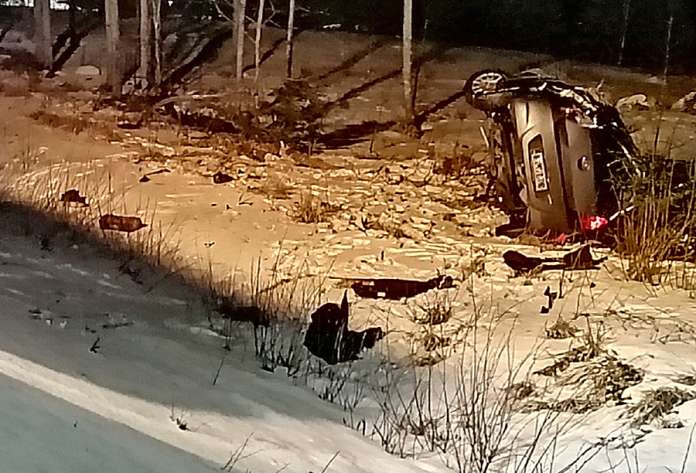 Kuljettaja pääsi tieltä suistuneesta ja kyljelleen kellahtaneesta autosta omin avuin ulos. Kuva: Simo Päivärinta.