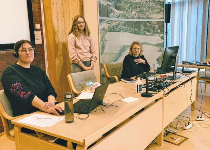Emma Riskillä, Sanni Peltolalla ja Taina Myllysellä oli hyvä syy hengähtää, kun vaalipaneeli lopulta saatiin nettiin nauhoitteena.