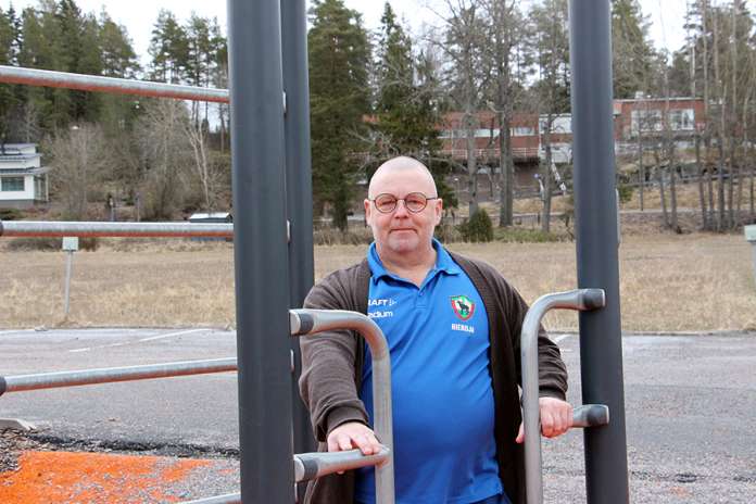 Tarvasjoen Urheilijoiden puheenjohtaja Eero Syrjälä toivoo kunnan myöntyvän kuntosaliin ja suunniteltua isompaan liikuntahalliin. Koulun ja Tarvashovin väliselle tontille suunnitellusta liikuntasalista on Syrjälän mukaan tulossa liian pieni.