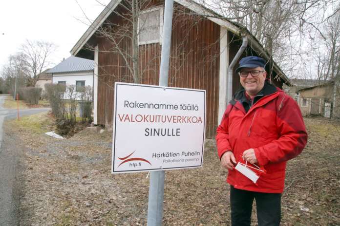 Härkätien Puhelimen myyntineuvottelija Pertti Tenhunen oli keskiviikkona Koskella Riihitiellä ripustamassa kylttiä sen merkiksi, että alueella alkavat valokuituverkon asennustyöt. Työ toteutetaan yhteistyössä Carunan kanssa, joka kaivaa sähköverkkojaan maahan.