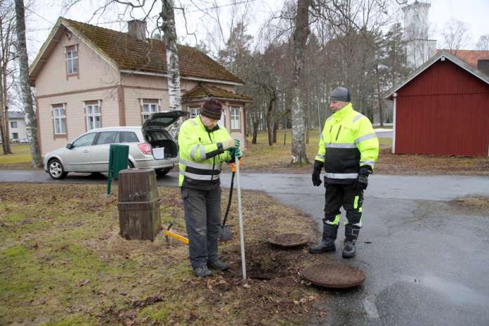 Timo Tammenlarva Vuove-insinööreistä ja Rauno Elo Kosken kunnasta mittaamassa pitoisuuksia. (Kuva: Asko Virtanen)