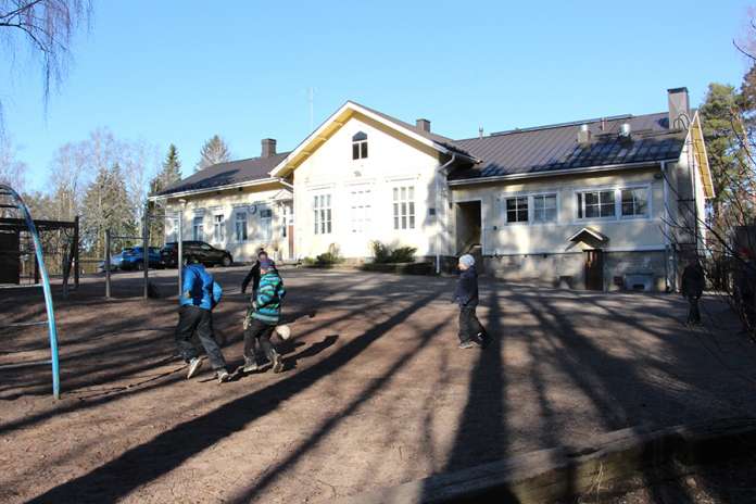 Kirkonkulman koulun jatkosta tehty päätös aiheuttaa Aurassa päänvaivaa. Valtuuston päätökseksi tuli jatkaa koulun toimintaa nykyisellään kaksi seuraavaa lukuvuotta. Tarkoituksena ei kuitenkaan ollut jatkaa koulun toimintaa tismalleen nykyisen kaltaisesti, vaan ajatuksena on ollut, että jatkossa Kirkonkulmalla ei enää järjestetä erityisopetusta pienryhmälle.