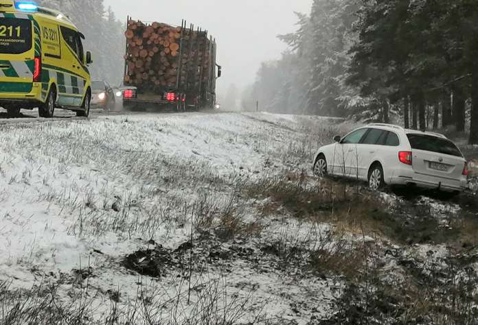 Ajokeli muuttui perjantaina talviseksi. Koskella sattui ulosajo aamulla seitsemän jälkeen. Kuva: Simo Päivärinta.