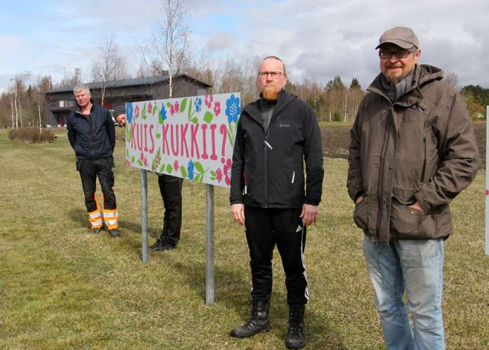 Harri Toivonen, Katri Honkala, Tapani Rantanen ja Janne Ketola kannustavat mukaan yrittäjien järjestämään Kuis kukkii -kilpailuun.