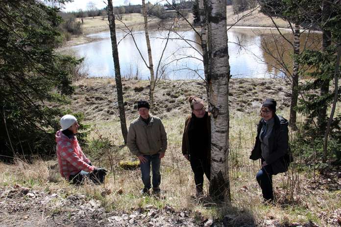 Marjukka Kulmala, Ville Autio, Suvi Hakulinen ja Sinikka Paulin ovat valmiina torjumaan jättipalsamia Aurajoen, Kaulajoen ja Tarvasjoen jokivarsilta. Ihmisiltä toivotaan havaintoja kasvin esiintymistä.