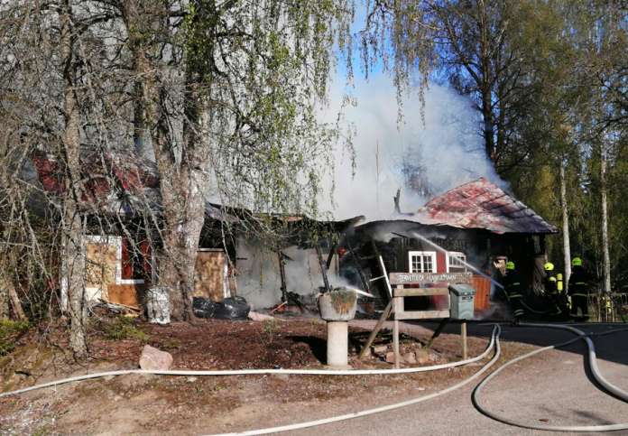 Ulkorakennus tuhoutui täysin sunnuntai-illalla syttyneessä tulipalossa Rahkiossa. Kuva: Simo Päivärinta.