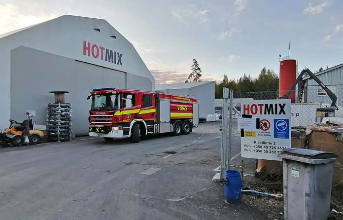 Asvalttipihalle torstaiaamulla Tyllin teollisuusalueella vuotanut valkoöljy ei ole vaarallista eikä aiheuttanut ympäristövahinkoa. Kuva: Simo Päivärinta.
