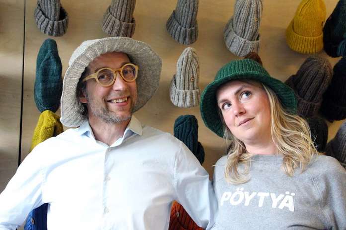 Haverin entisellä koululla päämajaa pitävä Myssyfarmi on hyvässä kasvussa. Yrityksen tee se itse -tuotteet ovat innostaneet ensimmäiset myssyt neuloneen Janne Rauhansuun pitkästä aikaa puikkoihin. Anna Rauhansuun mukaan myssyt ja Myssyfarmin viime kesänä lanseeratut helle- ja bucket-hatut osuvat moneen megatrendiin.
