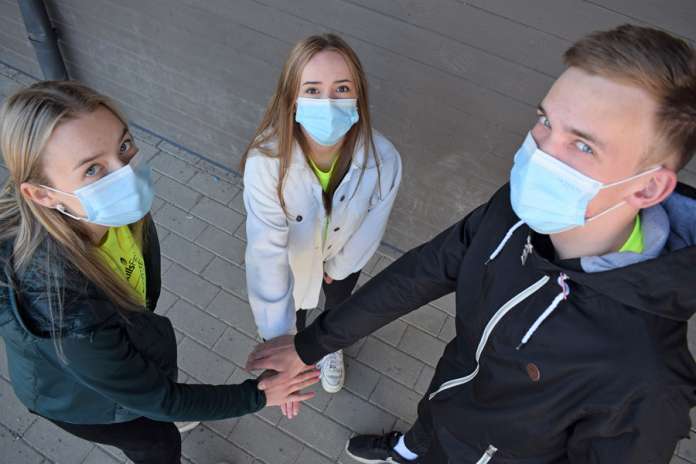 Taitaja9-kisassa yhteistyön merkitys korostui ja Kolmen koplan tiimityö olikin saumatonta. Ysiluokan jälkeen Laura Lehtimäen ja Tilda Lahtisen tiet vievät lukioon ja Niilo Ali-Raatikainen suuntaa kohti metsäalaa. Kuva: Tuomas Honkasalo