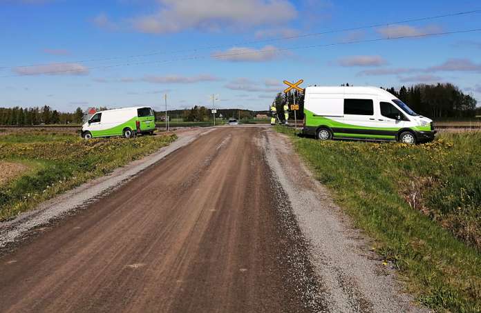 Ratahenkilöstö siivosi Alhokedontien tasoristeyksen onnettomuusaluetta maanantaiaamuna. Kuva: Simo Päivärinta.