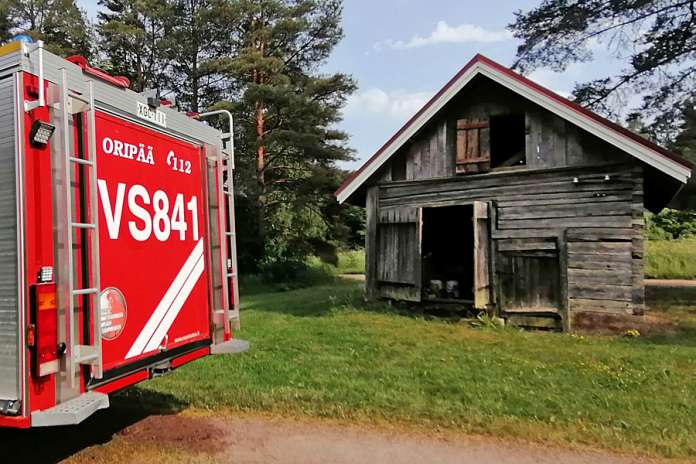 Palokunta ennätti hyvissä ajoin paikalle sammuttamaan ulkorakennuksessa syttynyttä paloa. Kuva: Simo Päivärinta.