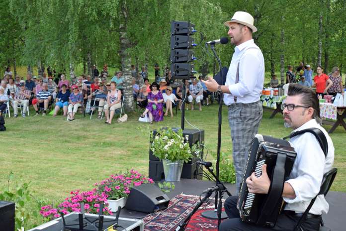 Kyrön Seudun Kyläyhdistyksen organisoima puistokonsertti oli suuri menestys, jossa kulttuuri pääsi pitkän tauon jälkeen kukoistamaan Kyösti Mäkimattilan ja Turo Lenton ohjaksissa. Kuva: Tuomas Honkasalo