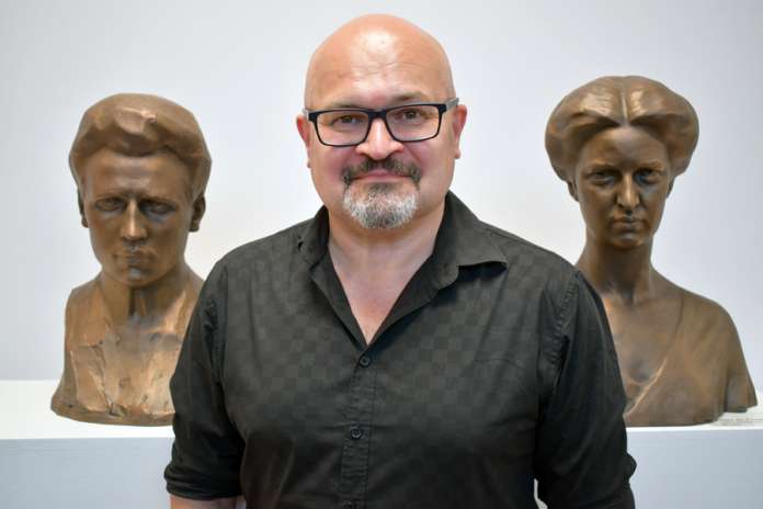 Ari Kupsus pääsi Liipola-museossa poseeraamaan yhdessä Yrjö Liipolan ja tämän puolison Mara de Foersterin kanssa. (Kuva: Tuomas Honkasalo)