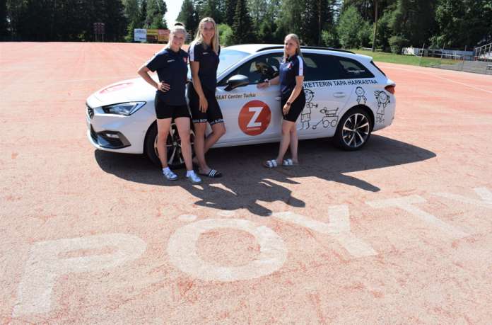 Zerosportin Z-logolla varustettu auto on suhannut ahkerasti Auranmaalla ja Liedossa muun muassa Veera Toikan, Minttu Reunasen ja Vilja Aholan ajamana. – Tämä on ollut huikeaa. Ihmisten into on ollut tarttuvaa, Toikka hehkuttaa.