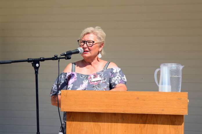 Sisupuistohankkeen sielu, Hannele Tanner-Penttilälle valui paljon kehuja ja kiittelyitä. Hän itse muisti myös kiittää jokaista hankkeeseen osallistunutta ja myös sitä yhtä, jonka nimeä ei kuulemma saanut mainita. (Kuva: Tuomas Honkasalo)