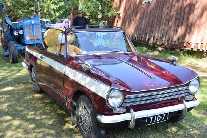 Kohauksesas nähdään tänäkin vuonna paljon hienoja vanhoja autoja. Kaksi vuotta sitten nalle oli lähtenyt teddykarhujen retkelle Kauko Hagströmin vuoden 1970 Triumph Heraldilla. (Kuva: AVL Arkisto/Tuomas Honkasalo)