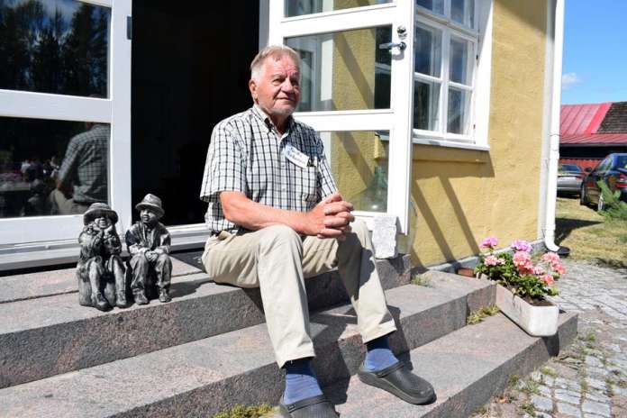 Martti Meskanen ei ollut käynyt Pennin vanhalla koululla kertaakaan sitten vuoden 1969. – Minusta on mukavaa, kun nykykoulussa ei ole enää niin ankaraa kuria, Meskanen kertoi ja muisteli vähän ikäviäkin asioita omalta koulutaipaleeltaan.(Kuva:Tuomas Honkasalo)