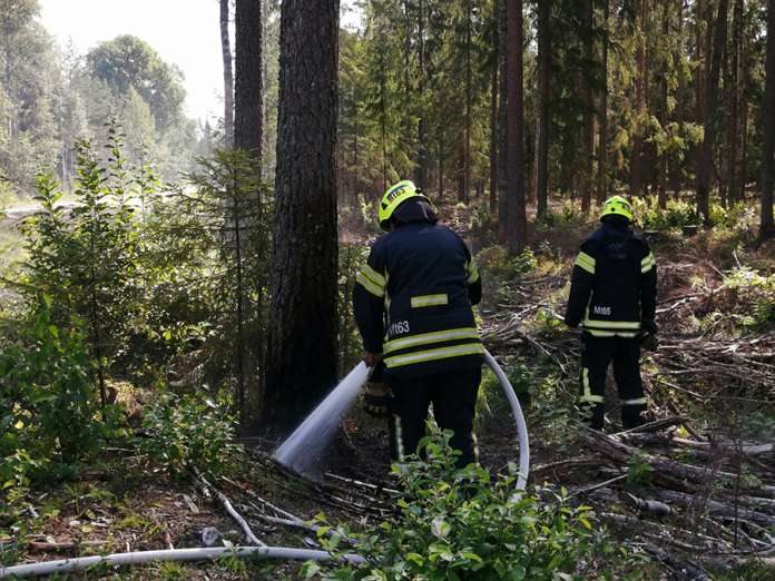 Salontien varrella syttynyt maastopalo saatiin ohikulkijoiden ripeän toiminnan ansiosta nopeasti aisoihin. Palokunnan tehtäväksi jäi jälkisammutus. Kuva: Simo Päivärinta.