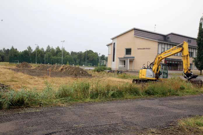 Tarvasjoen tulevan liikuntahallin tontilla työt ovat alkaneet huoltotien rakentamisella. Kuva: Asko Virtanen.