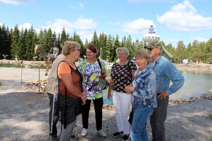 Marja-Liisa Virtanen, Aaro Virtanen, Marjo-Riitta Nukarinen, Terhi Jänesniemi sekä Onni ja Leila Venäläinen Eläkeliiton Pöytyän yhdistyksestä ovat huolissaan Riihikosken taajaman näivettymisestä, kun Osuuspankin konttori lakkaa.(Kuva: Veeti Nurminen)