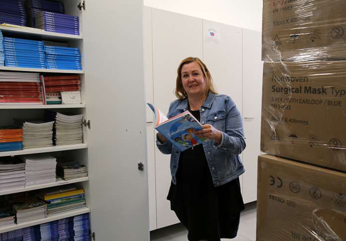 Rehtori Minna Savon mukaan tuleva lukuvuosi pärjätään, mutta nyt tehtyjä tilaratkaisujen ei voi katsoa riittävän. Ahtaaksi osoittautuneessa Riihikosken yhtenäiskoulussa ei ole myöskään varastointitiloja. Esimerkiksi koululle tilatut kasvomaskit joudutaan säilyttämään käytävällä.