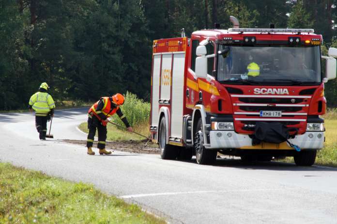 Pelastuslaitos kävi siivoamassa kuorma-auton ulosajosta ja tielle nostosta tulleet savet pois Kyröntieltä Ollilasta. Kuva: Simo Päivärinta.