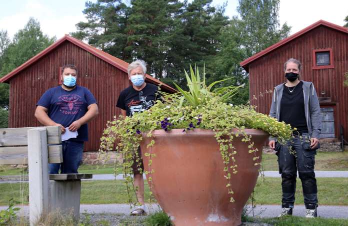 Rakennustarkastaja Jarkko Vihtonen, maalarimestari Hannu Verho ja ikkunoiden restauroija Emilia Perho ohjaavat ja kannustavat rakennusperinteen vaalimiseen Marttilan kunnan järjestämässä perinnerakentamistapahtumassa.