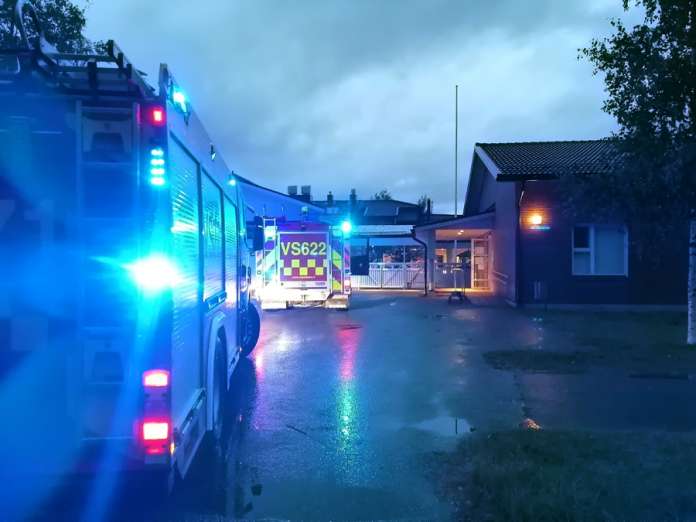 Ukkonen rikkoi Hyvinvointikeskuksen hälytysjärjestelmän ja hälytti paikalle useita pelastuslaitoksen yksiköitä. Kuva: Simo Päivärinta.