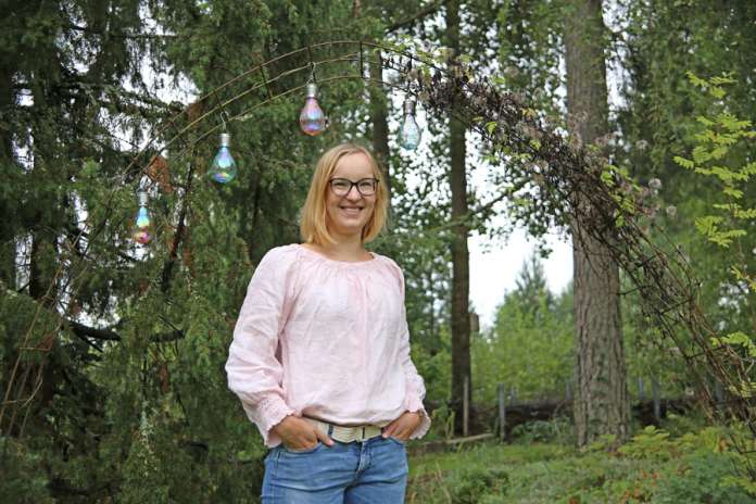 Voimavarakeskeiseksi työnohjaajaksi opiskeleva Virve Leppänen perusti Taitotelakan, jossa hän auttaa työntekijöitä löytämään uutta kipinää työhön. Kuva: Katriina Reijonen
