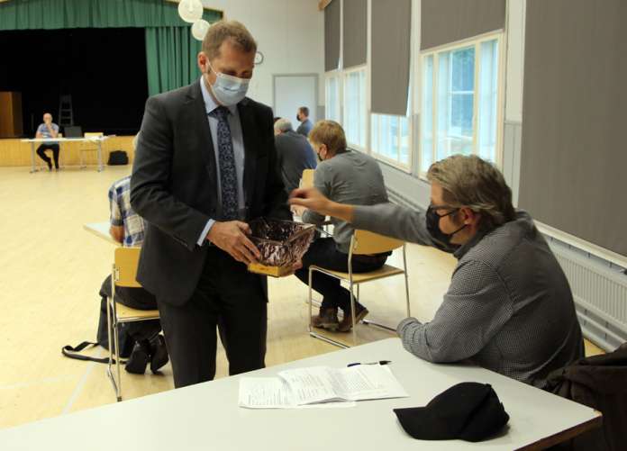 Valtuuston toinen varapuheenjohta valittiin lippuäänestyksellä. Kunnanjohtaja Henri Partanen keräsi äänestysliput lasikulhoon.