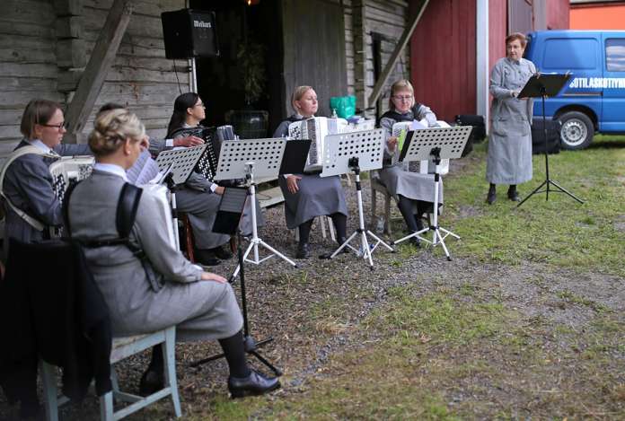 Helmiharmonikat musisoi sunnuntaina Määhärin tilalla. Tilan emäntä Tuija Saura kuvassa oikealla nuottitelineen takana. Kuva: Katriina Reijonen