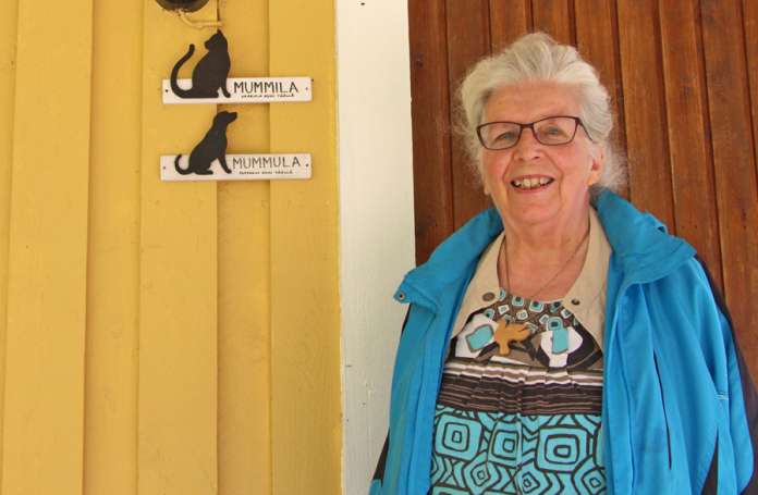 Ritva Aaltosella on 32 lastenlasta. Nimityksiäkin on useita. Heikinsuolla oleva talo on mummila, mummula tai sanojan mukaan jotakin muuta. (Kuva: Asko Virtanen)