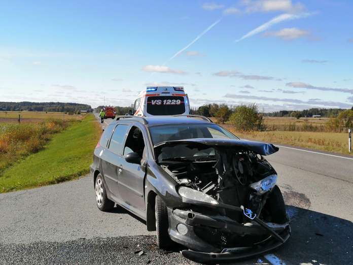 Henkilöauto romuttui risteyskolarissa Marttilassa kymppitiellä perjantai-iltapäivällä. Kuva: Simo Päivärinta.