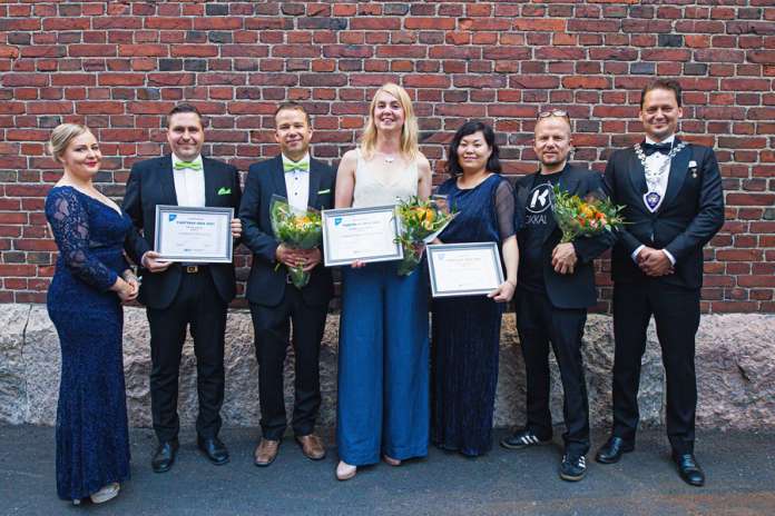 Outi Laitinen Nuorkauppakamari ry:stä, Jani Nieminen ja Johan Ekman, RajuLive Oy:stä, Anna Rauhansuu Auranmaasäätiöstä, Shan Luolin ja Henrik Kovanen Kamaboko Finland Oy:astä sekä Samuli Tuomikoski, Visma solutions Oy:stä juhlivat Nuorkauppakamareiden A-alueen tuottavia ideoita Turussa hotelli Kakolassa.