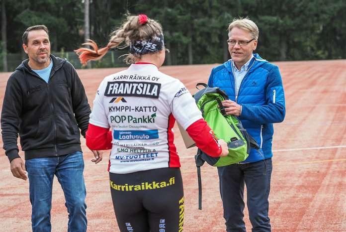 Pöytyän kunnanjohtaja Mika Joki uskoo naisten sarjanousun merkitsevän Pöytyälle paljon uutta positiivista näkyvyyttä. Lauantain kotipelissä Joki ojensi parhaan pelaajan palkinnon Aurora Frantsilalle. Vieressä pesäpallojaoston puheenjohtaja Paavo Kallio. (Kuva: Timo Kesti)