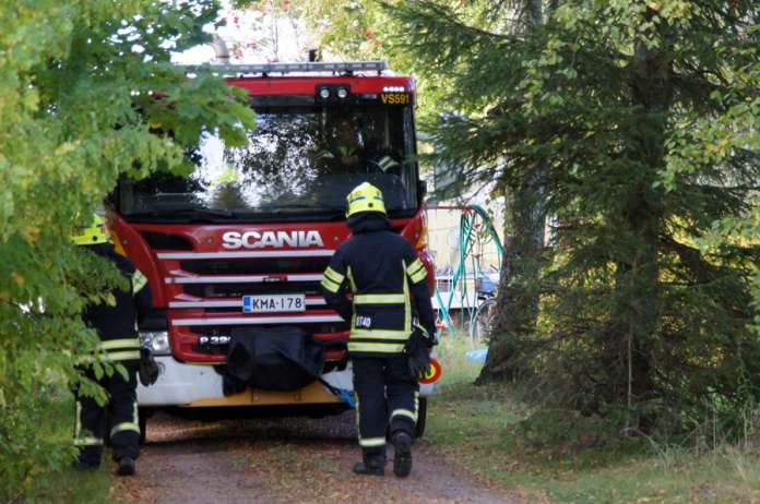 Pelastuslaitoksen apua tarvittiin keskiviikkona Koskella kissan puusta pelastamiseen. Kuva: Simo Päivärinta.
