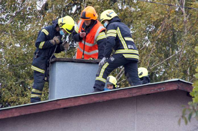 Omakotitalon piipussa syttynyt tulipalo säikäytti Marttilassa. Tuli ei kuitenkaan päässyt leviämään piipusta rakenteisiin. Kuva: Simo Päivärinta.