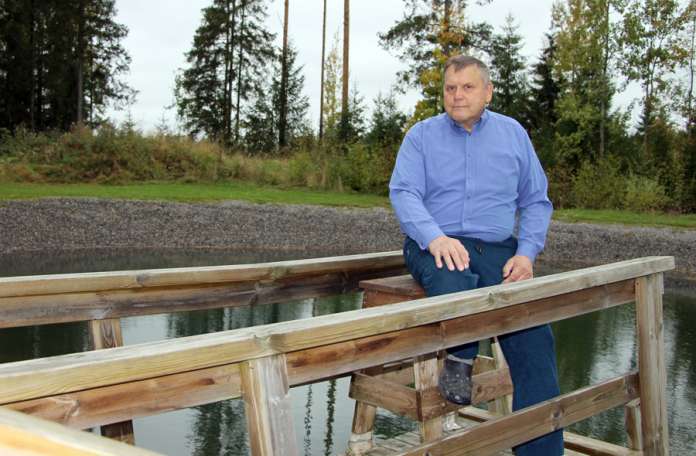 Pekka Riitamonkin pihasta löytyy aitoauranmaalaiseen tapaan saunalampi, missä uidaan ympäri vuoden. (Kuva: Asko Virtanen)