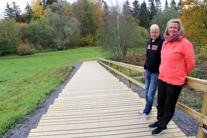 Kosken kunnan hyvinvointikoordinaattori Katri Honkala ja Kosken Kaiun puheenjohtaja Esko Heikkinen iloitsevat, että koskelaiset ovat löytäneet runsain joukoin kuntoportaille treenaamaan. (Kuva: Asko Virtanen)