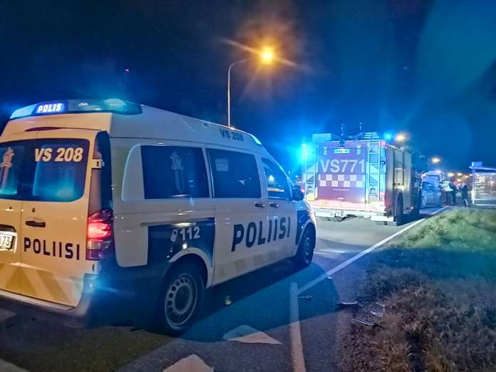 Auran Yhdystien ja Urpontien risteyksessä sattunut risteyskolari haittasi perjantai-illalla noin tunnin ajan muuta liikennettä. Kuva: Simo Päivärinta.
