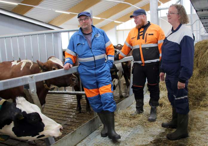 Lassi, Niilo ja Minna Mäkinenuskovat, että maitoa juodaan ja juustoja syödään suomessa myös tulevaisuudessa. (Kuva: Asko Virtanen)