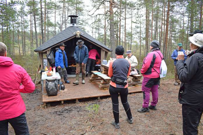 Ryyppykallion kotalaavun avajaisissa kävi päivän aikana yli sata luontoretkeilystä kiinnostunutta ihmistä. Kuva: Tuomas Honkasalo