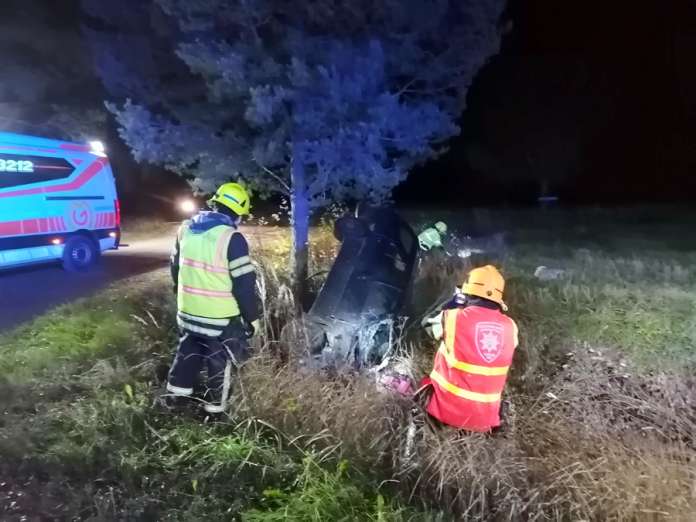 Henkilöauton kuljettaja menetti autonsa hallinnan ja törmäsi puuhun Penninkulmantiellä Koskella sunnuntai-illalla. Kuva: Simo Päivärinta.