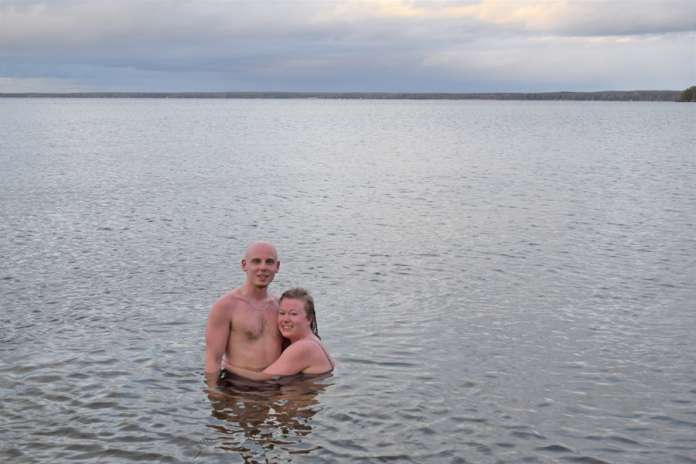 Eemeli Apell ja Inka Mannerjärvi laskivat kylmäuimareiden keski-ikää huomattavasti. Romanttinen kylmäuintihetki kauniissa maisemassa on myös hyvää parisuhdepuuhaa. (Kuva: Tuomas Honkasalo)