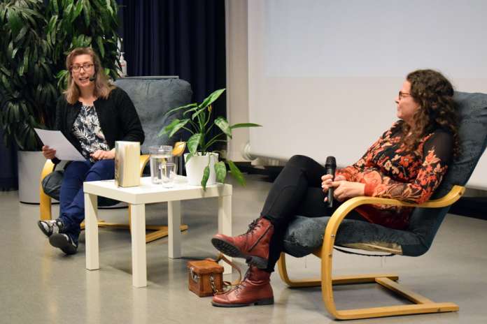 Auran kirjaston Tiina Rissanen juonsi kirjailijaillan ja tarjoili Ann-Christin Antellille mielenkiintoisia kysymyksiä vastattavaksi. (Kuva: Tuomas Honkasalo)