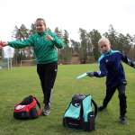 Juho Suonpää, 12, ja Otto Lehtola, 11, ovat pelanneet frisbeegolfia vuoden–pari. He haluaisivat oppia paremmiksi puttaajiksi ja pituusheittäjiksi. (Kuva: Katriina Reijonen)