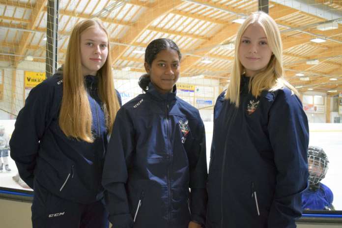Tarvasjoen jäähalli on käynyt tutuksi Eveliina Kolisevalle ja Nella Ylitalolle. Selina Arola aloitti TarU Hockeyssa tällä kaudella. (Kuva: Tuomas Honkasalo)