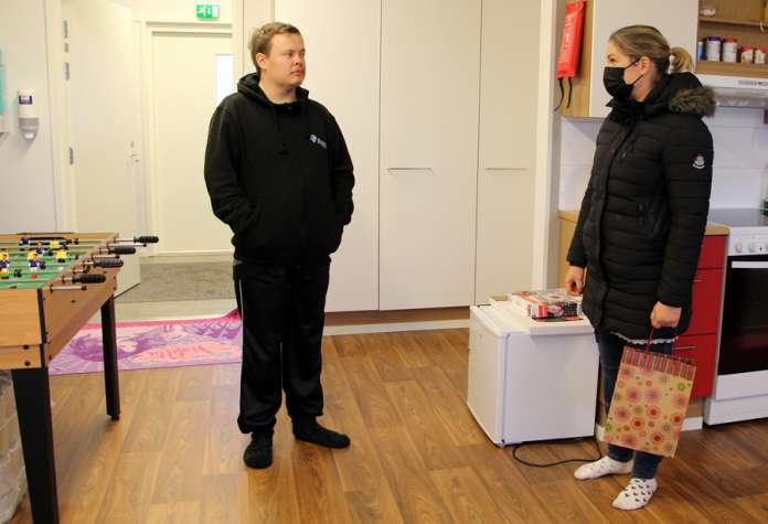 Kehittämisjohtaja Anna-Mari Alkio ojensi Timo-Pekka Johanssonille tunnustuspalkinnon yhteisen ympäristön eteen tehdystä vapaaehtoistyöstä. (Kuva: Asko Virtanen)